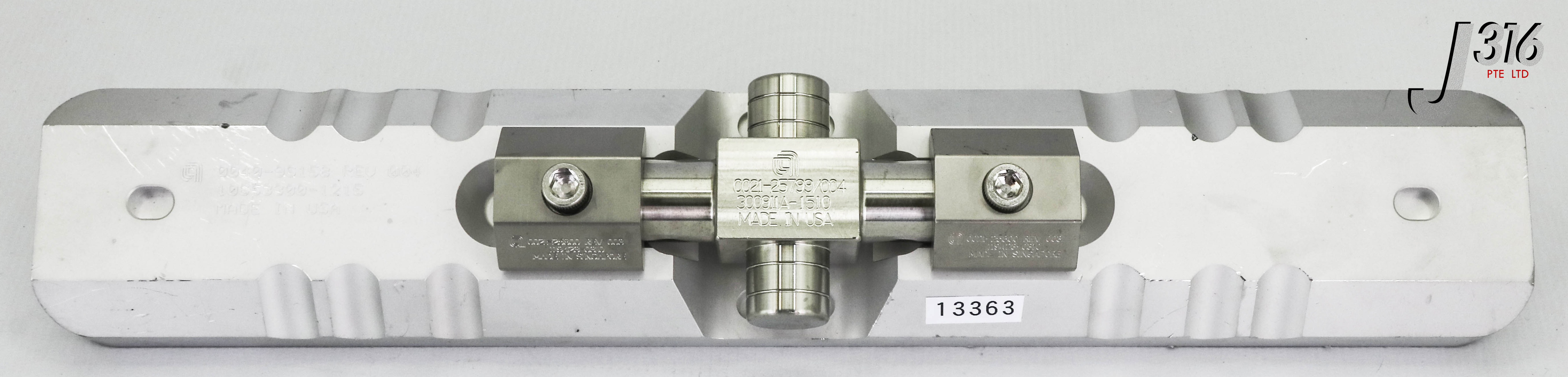 13363 APPLIED MATERIALS DOOR ACP ALU VITON W/ 0021-25799 & 0021-25800 0040-96158