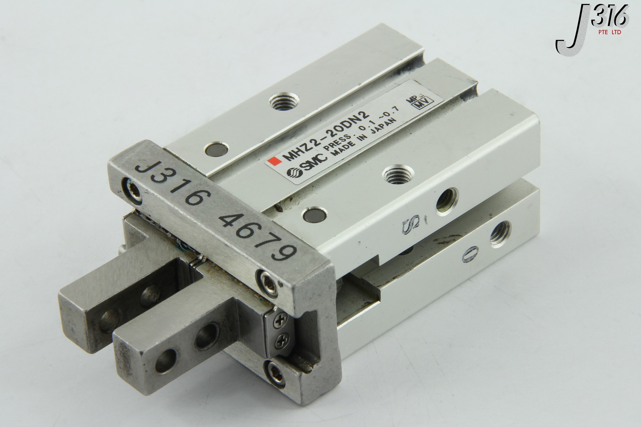 4679 SMC CYLINDER WITH PARALLEL GRIPPER DOUBLE ACTING 0.1-0.7 Mpa MHZ2-20DN2