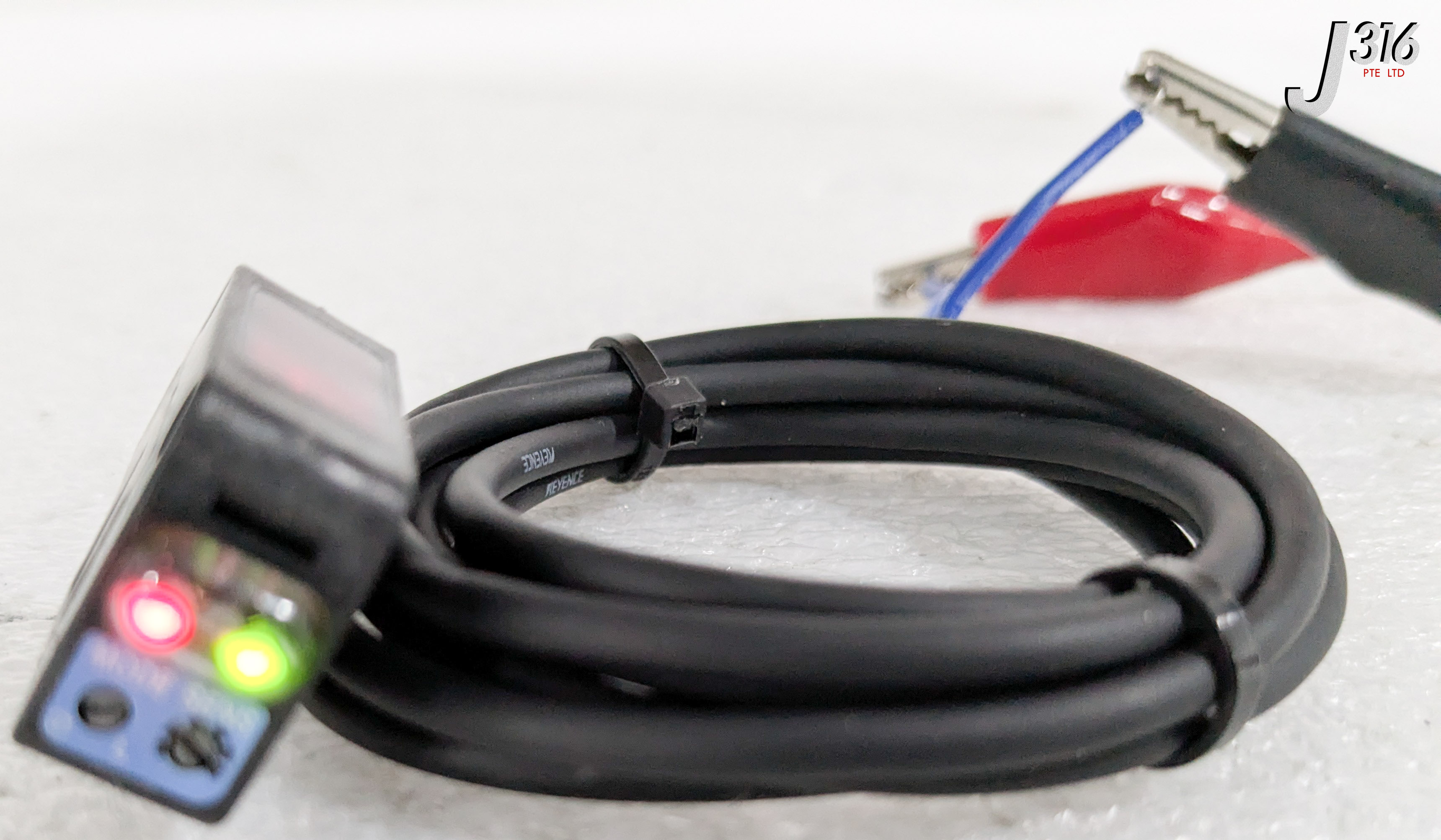 40734 KEYENCE BUILT-IN AMPLIFIER PHOTOELECTRIC SENSORS PZ2-61